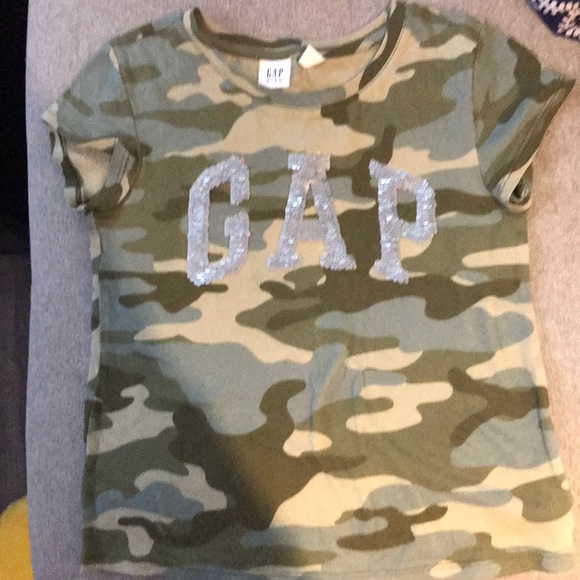 Gap Logo Tee with flip sequins. Small fits age 6-7 - Picture 2 of 3